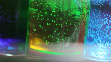 Kimya ve biyoloji deneyi için küçük yeşil iksir şişeleri..