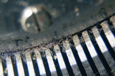 Eski bir daktilonun içine işlenmiş harfleri olan demir çekiçler. Eski zaman gazeteciliği yazmak için mekanik aletler.