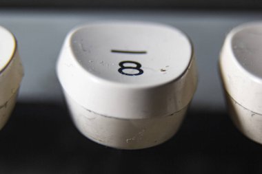 Eski bir daktilo. Eski zamanlardan kalma. (sekiz numara )