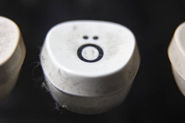 Eski bir daktilo. Eski çağlardan kalma bir mektup. )