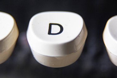 Eski bir daktilo. Eski zamanlardan kalma. (d harfi )