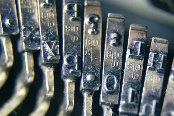 Eine Alte Schreibmaschine Ist Aus Alten Zeiten Buchstabe — Stockfoto