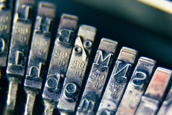 Eine Alte Schreibmaschine Ist Aus Alten Zeiten Buchstabe — Stockfoto