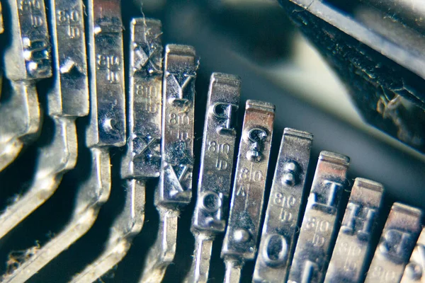 Die Eisernen Hämmer Mit Den Buchstaben Die Einer Alten Schreibmaschine — Stockfoto