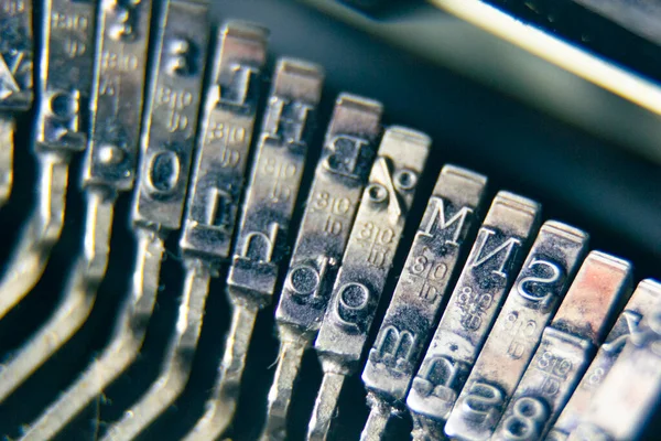 Die Eisernen Hämmer Mit Den Buchstaben Die Einer Alten Schreibmaschine — Stockfoto