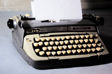 Eski bir daktilo. Eski çağlardan kalma antika. Eski zaman gazeteciliği yazmak için mekanik aletler.