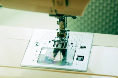 Terzi dikiş makinesi, iğnenin yakın çekim görüntüsü. (Moda evi).