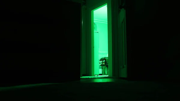 Δωμάτιο Πράσινο Φως Ανοιχτή Πόρτα — Φωτογραφία Αρχείου