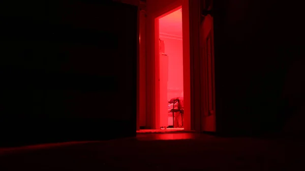 Комната Красным Светом Открытой Дверью — стоковое фото