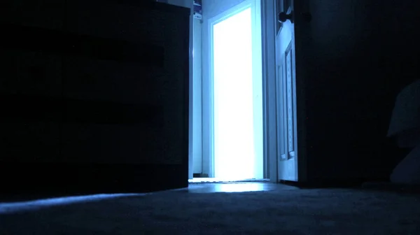 Λευκά Φώτα Που Βγαίνουν Από Την Ανοιχτή Πόρτα — Φωτογραφία Αρχείου