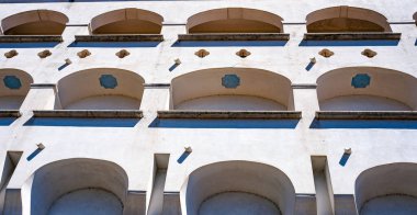 Kemerli saray manzarası. Salerno, Belediye Kütüphanesi.