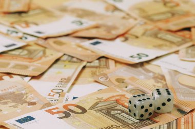 Avro 'nun arka planında 6 puanlık iki zar 50 banknot.