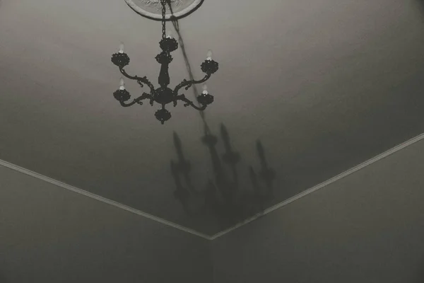 吊灯和屋顶黑白抽象照片 — 图库照片