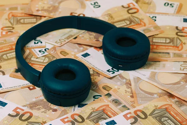canlı müzik, para arka planında mavi kulaklık.