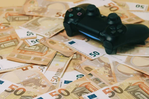 Video oyunları, banknot arka planında siyah joypad