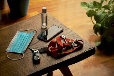 yeni normal. Coronavirüs 'ten sonraki günlük hayatın nesneleri. Evdeki ahşap sehpanın üzerinde. covid19 'dan sonra