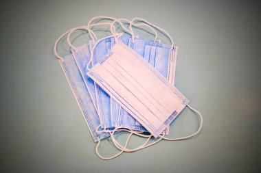 Yeşil arka planda cerrahi maske ayrıntıları