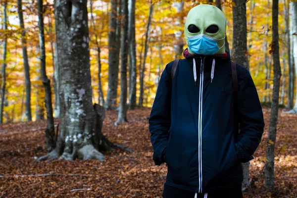 Alien Mit Chirurgenmaske Wald — Stockfoto