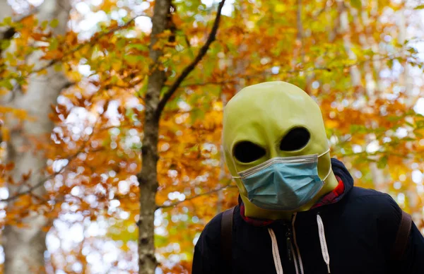 Alien Dengan Masker Bedah Hutan — Stok Foto