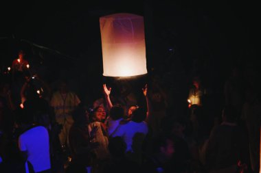 İtalya, Amalfi Sahili, Praiano 'nun uçan ışıklar festivali görüntüleri