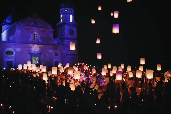 İtalya, Amalfi Sahili, Praiano 'nun uçan ışıklar festivali görüntüleri