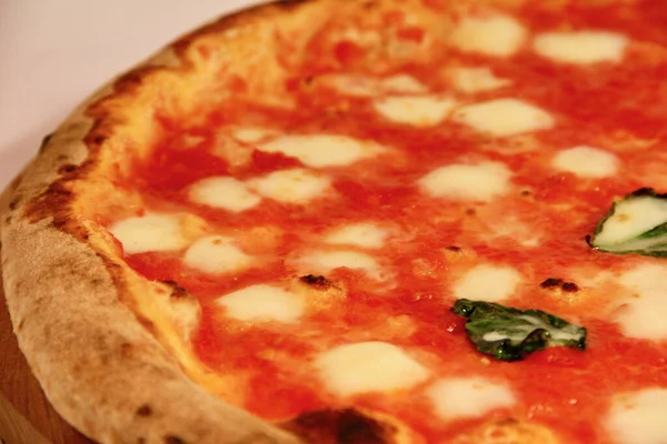 Gerçek İtalyan pizza margherita 'sına yakın çekim.