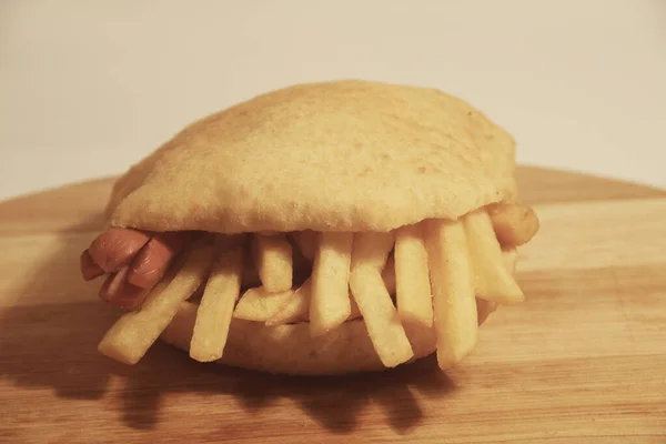 Detalle Calzone Relleno Con Patatas Fritas Wurstel —  Fotos de Stock