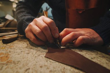 Ustabaşının elleri deri bıçakla kesilmiş.