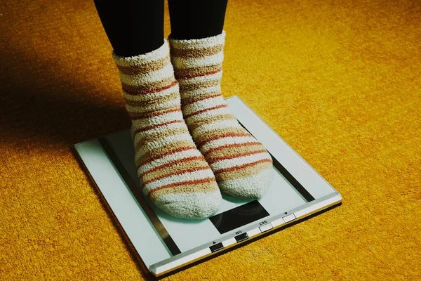 Pies Mujer Con Calcetines Escamas Alfombra Amarilla —  Fotos de Stock