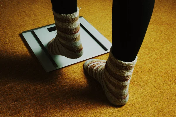 Γυναικεία Πόδια Κάλτσες Και Κλίμακες Κίτρινο Χαλί — Φωτογραφία Αρχείου