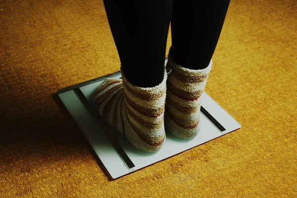 Женские Ноги Носками Весами Желтом Ковре — стоковое фото