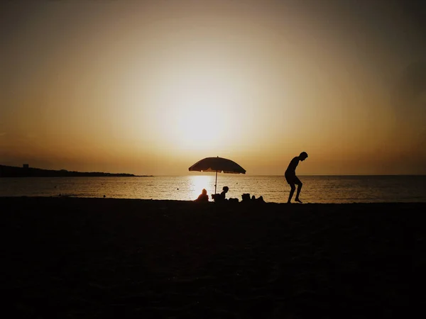Silhueta Família Brincando Praia Pôr Sol — Fotografia de Stock