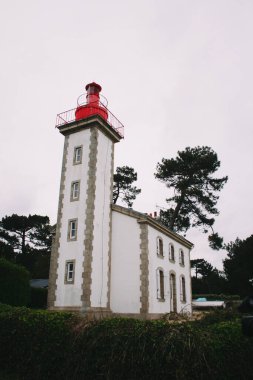 Beyaz ev ve kırmızı deniz feneri. Britanya, Fransa