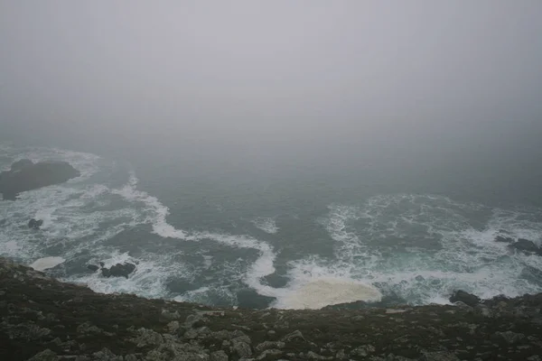 Vista Sulle Scogliere Dell Oceano Con Nebbia Bretagna Francia — Foto Stock