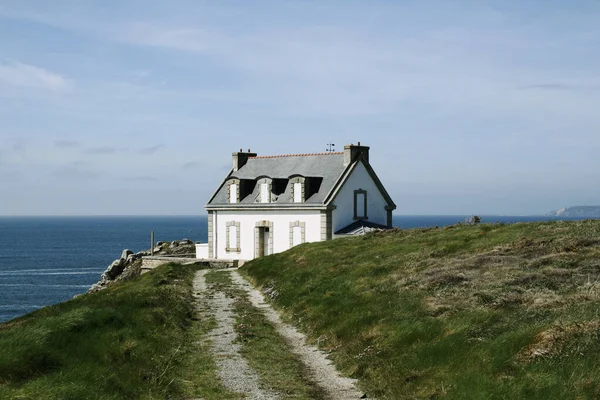 緑の芝生と青い海の灯台の家 ブルターニュ フランス — ストック写真