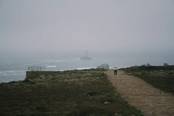 Man Schilderachtige Weg Naar Vuurtoren Mist Bretagne Frankrijk — Stockfoto