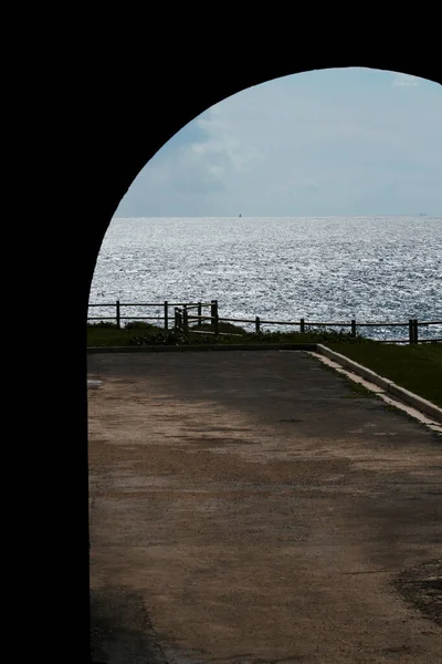 Uitzicht Oceaan Met Boogschaduw Parkeerplaats — Stockfoto