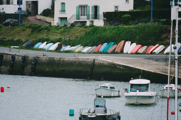 村の港でカラフルなボート ブルターニュ フランス — ストック写真