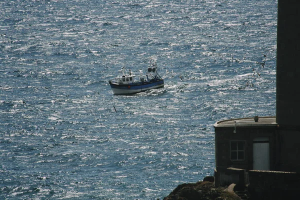 Barco Pescador Mar Com Farol Gaivotas Detalhe Brittany França — Fotografia de Stock