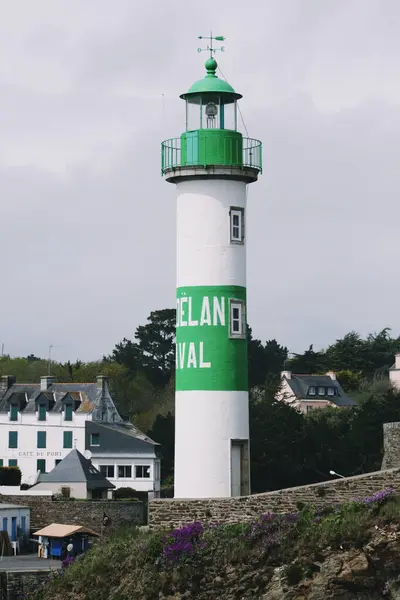 Phare Blanc Vert Avec Village Bretagne France — Photo