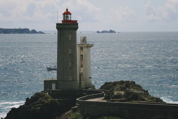 フランスのブルターニュ灯台 底と海岸のボート — ストック写真