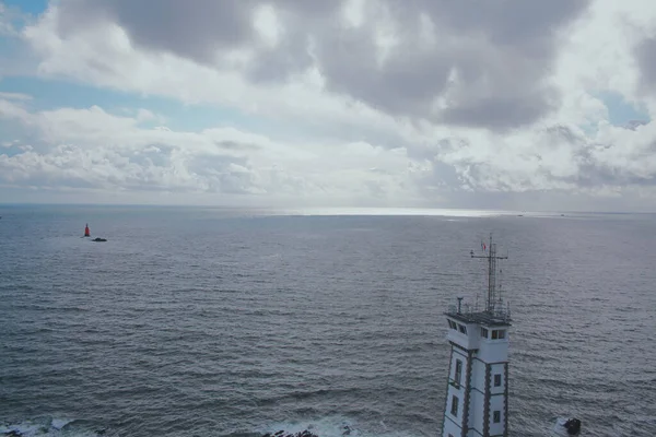 Farol Branco Oceano Com Nuvens Brittany França — Fotografia de Stock