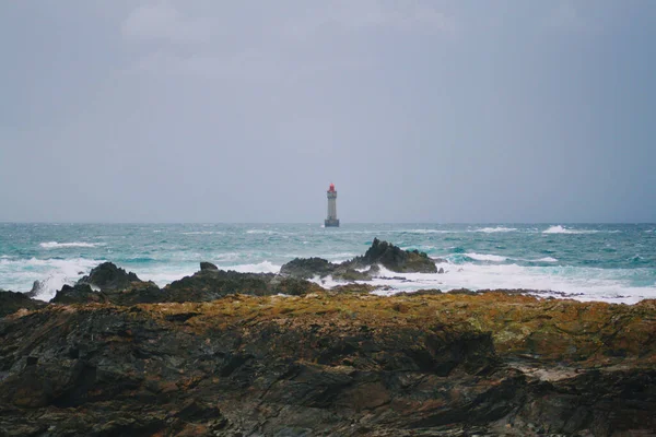Vörös Világítótorony Óceánban Brittany Franciaország — Stock Fotó