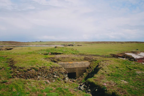 Bunker Groene Weide Van Kust Bretagne Frankrijk — Stockfoto