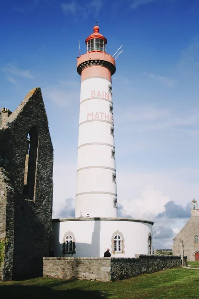 beyaz ve kırmızı deniz feneri ve antik kilise, Brittany, Fransa