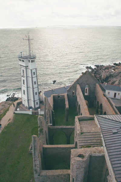 beyaz deniz feneri ve antik kilise, Brittany, Fransa
