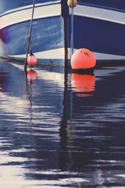 Barco Azul Com Reflexo Espelho Água — Fotografia de Stock