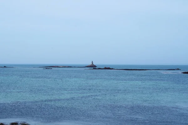 Pequeno Farol Rocha Oceano Azul Calmo Bretanha França — Fotografia de Stock