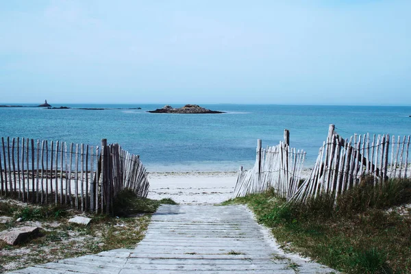 Passarela Cerca Praia Branca Com Água Azul Brittany França — Fotografia de Stock