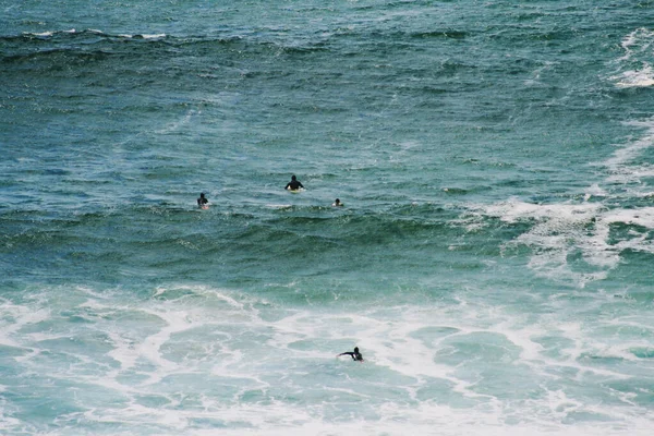 Surfistas Esperam Pela Onda Oceano Azul — Fotografia de Stock
